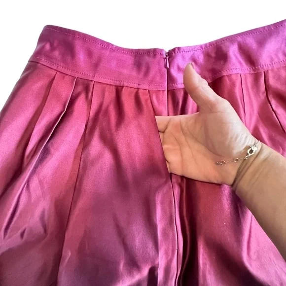 5 for $40 SALE!
Ann Taylor Pink to Dark Red Satin Ombré Bubble Skirt 8 POCKETS - Picture 6 of 10